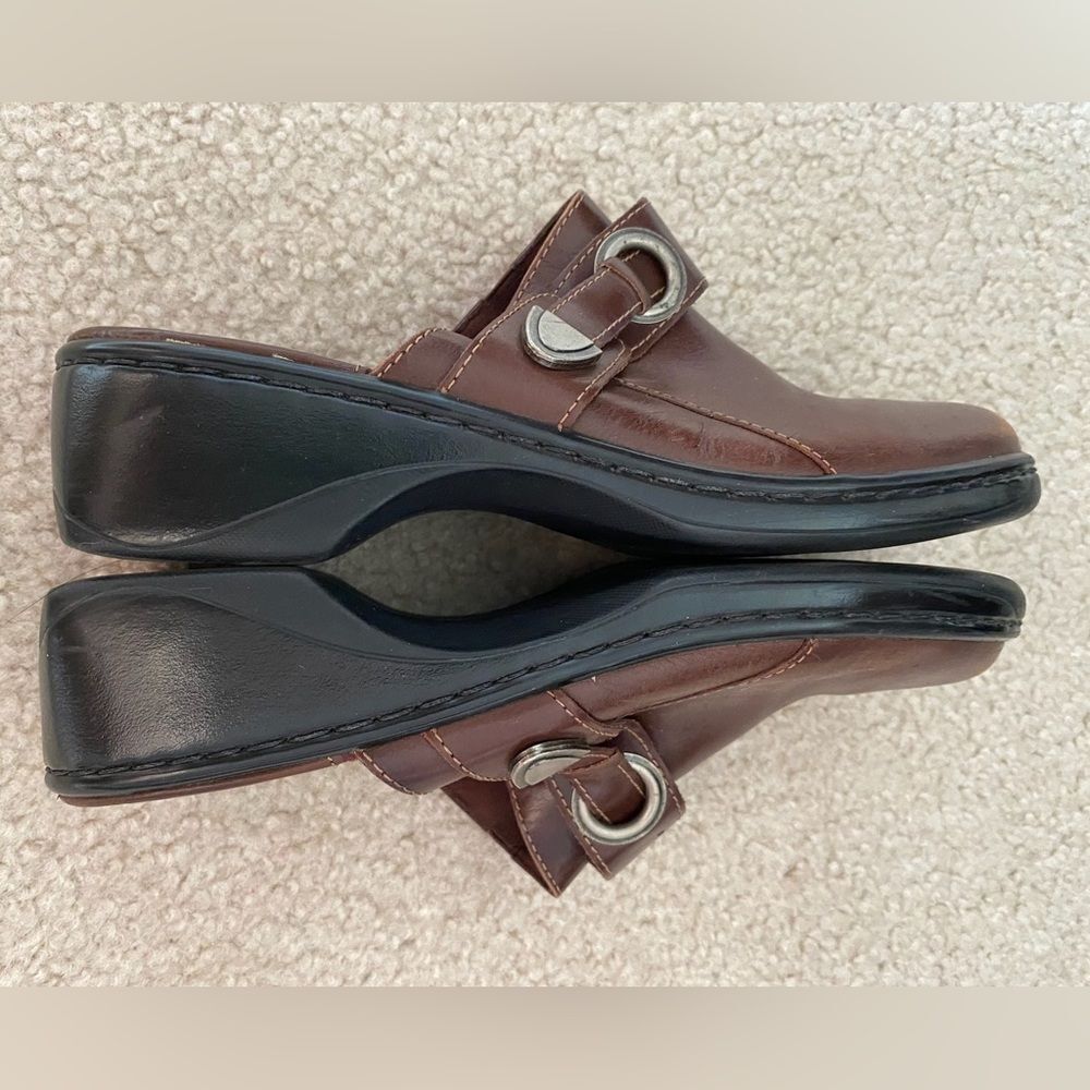 Vintage Clarks brown leather slip on mule size 7M